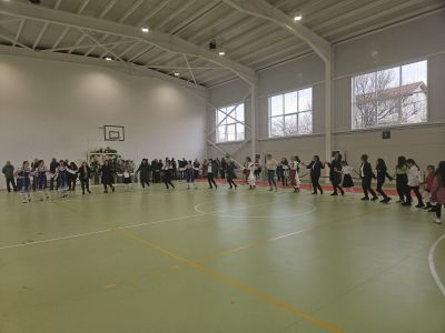 зала - ОУ Св. Св. Кирил и Методий - Яхиново