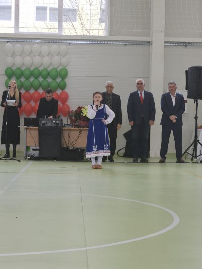 зала - ОУ Св. Св. Кирил и Методий - Яхиново